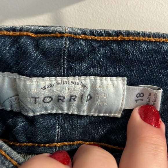 Torrid med blue denim skirt with functional pockets, size 18 - Picture 3 of 7